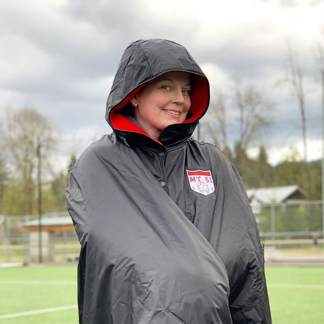 Mambe Hooded Blanket Reviews: What 698 Verified Customers Say About the Sideline Cape
