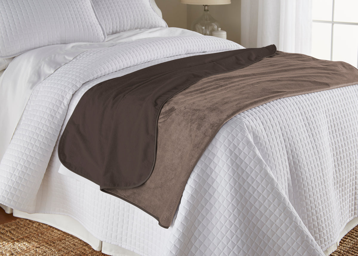 https://mambeblankets.com/cdn/shop/products/On_Bed_v1_LtBrownBrown.jpg?width=1200